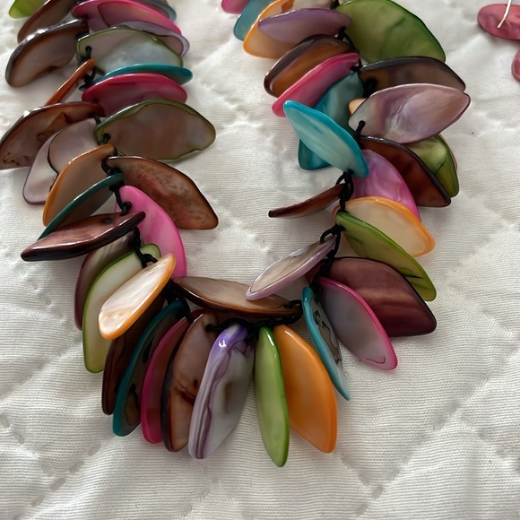Multicoloured shell necklace and earrings from Puerto Rico. - Picture 3 of 4